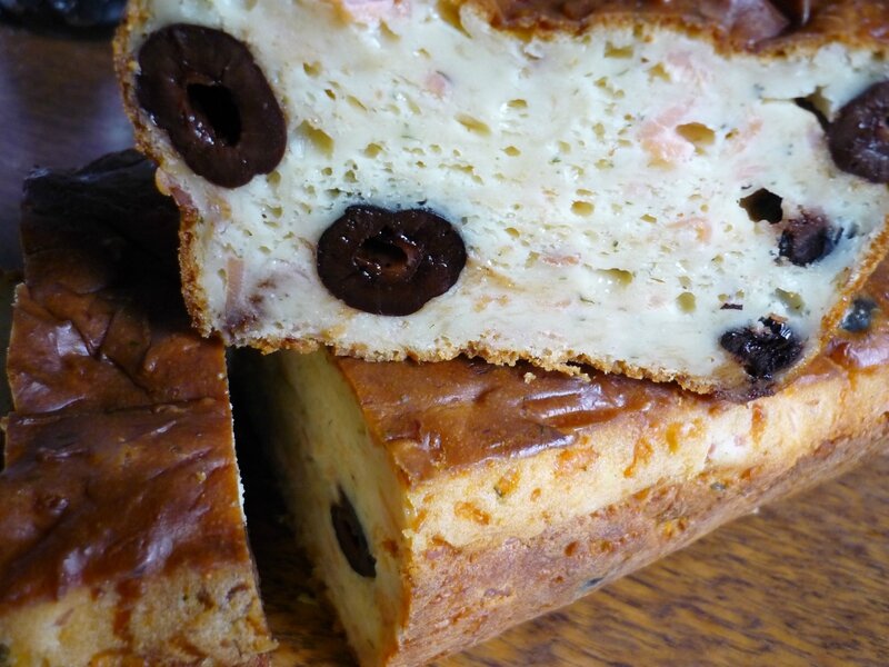 CAKE AU SAUMON, A L’ANETH ET AUX OLIVES NOIRES