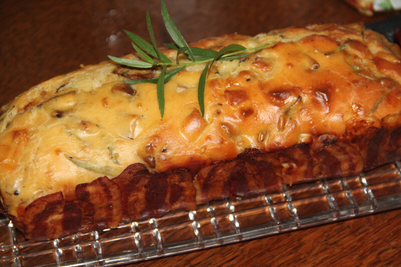 CAKE AUX CHAMPIGNONS, GRAINES DE TOURNESOL ET JAMBON EN ROBE DE POITRINE FUMEE