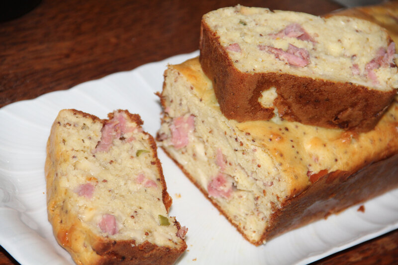 CAKE JAMBONNEAU, EMMENTAL, CORNICHONS, MOUTARDE A L'ANCIENNE