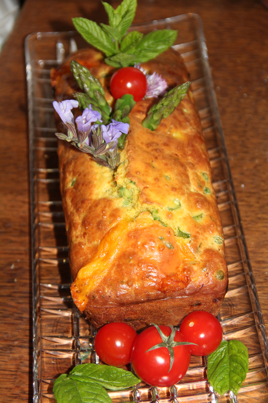 CAKE PRINTANNIER ASPERGES VERTES, PETITS POIS, TOMATES CERISE, MENTHE ET FROMAGES