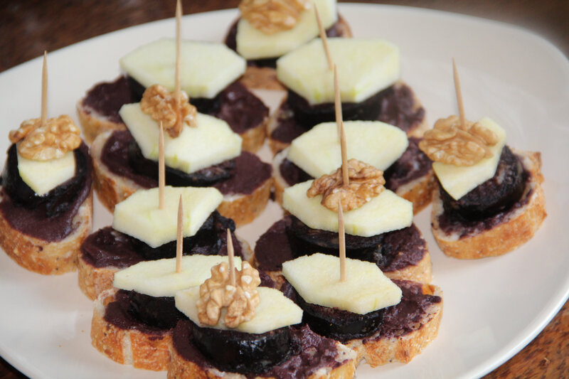 CANAPES DE BOUDIN NOIR AUX CHATAIGNES A LA POMME GOLDEN ET A LA MOUTARDE VIOLETTE