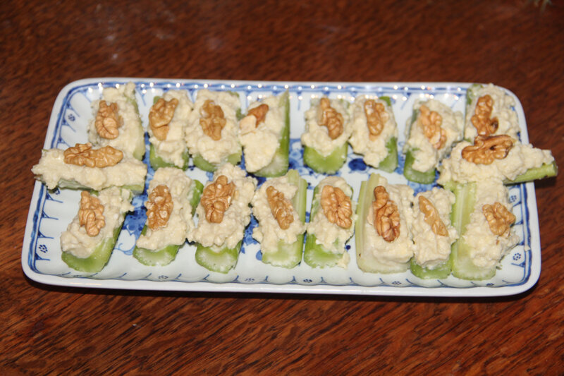 CANAPES DE CELERI BRANCHE A LA CREME DE ROQUEFORT AU COGNAC