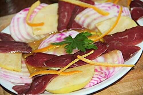 CARPACCIO DE BETTERAVE CHIOGGIA, POMME GOLDEN ET MAGRET FUME, SAUCE AUX AGRUMES