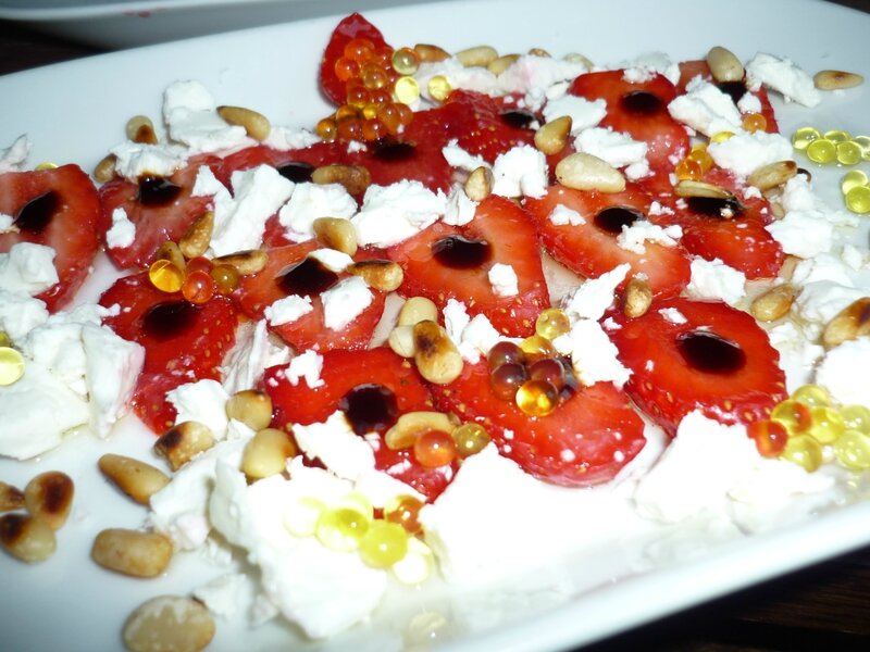 CARPACCIO DE FRAISES, FETA, PIGNONS DE PIN ET PERLES DE CITRON