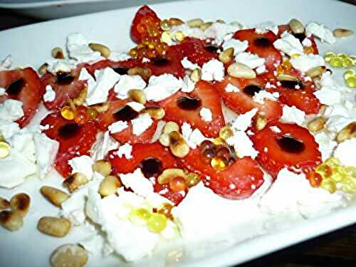 CARPACCIO DE FRAISES, FETA, PIGNONS DE PIN ET PERLES DE CITRON