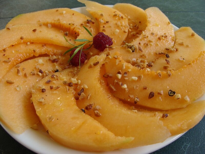 CARPACCIO DE MELON VINAIGRETTE AUX AGRUMES, ESTRAGON ET PRALIN