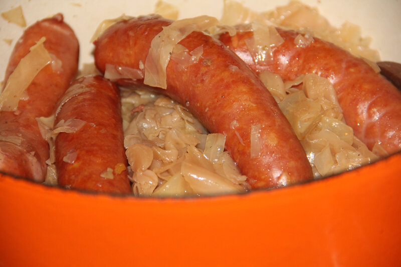 CHOU BLANC BRAISE AUX LARDONS ET SES SAUCISSES FUMEES