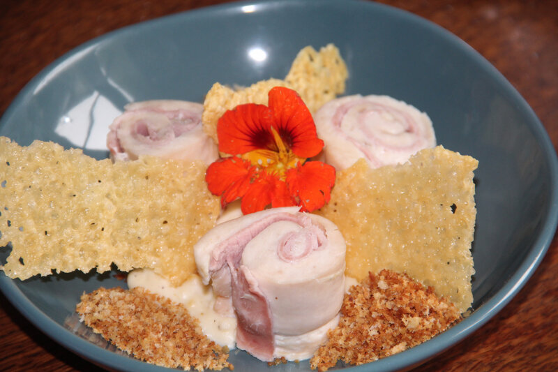 CORDON BLEU DESTRUCTURE, GARNITURE CROUSTILLANTE, TUILE DE GRUYERE ET BECHAMEL