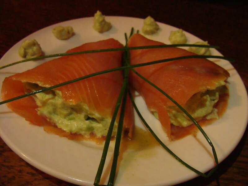 CORNETS DE SAUMON FUME A LA MOUSSE D'AVOCAT