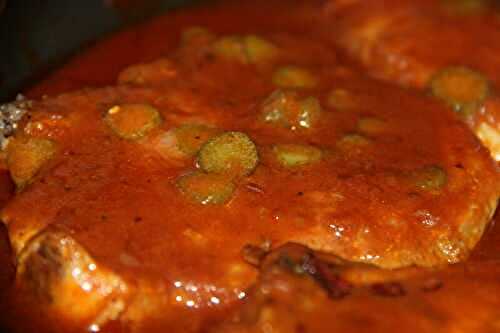 COTES DE PORC A LA SAUCE CHARCUTIERE