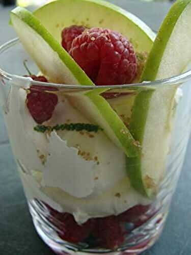 COUPE DE FRAMBOISES, CHANTILLY ET POMMES GRANNY