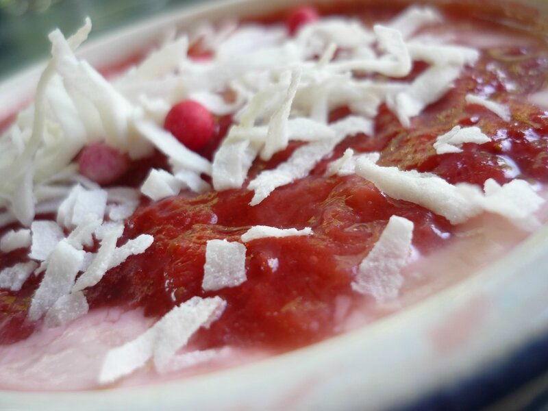 COUPES DE FROMAGE BLANC, MANTEAU DE FRAISES, COPEAUX DE COCO