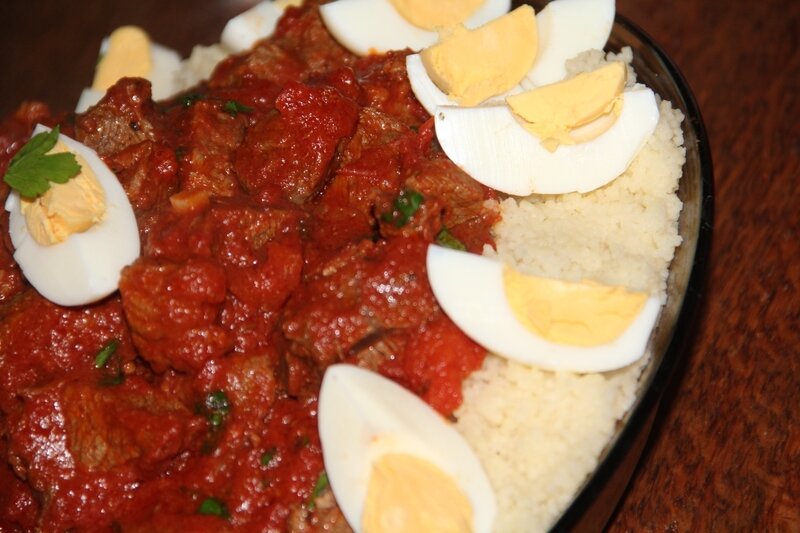 COUSCOUS AU BOEUF, TOMATES ET OEUFS DURS