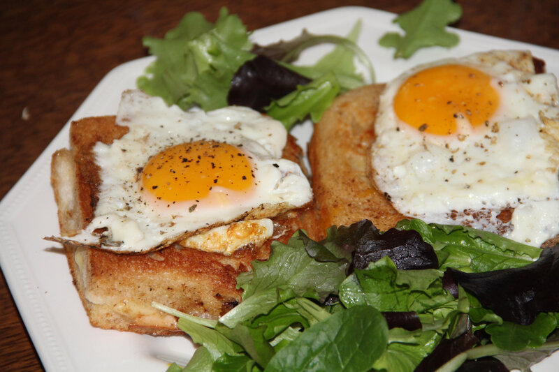 CROQUE-MADAME OIGNONS GOUDA MODE HOLLANDAISE