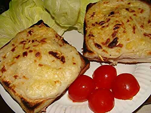 CROQUE-MONSIEUR À LA SAUCE BÉCHAMEL