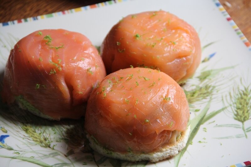 DOMES DE SAUMON, AVOCAT ET OEUF POCHE