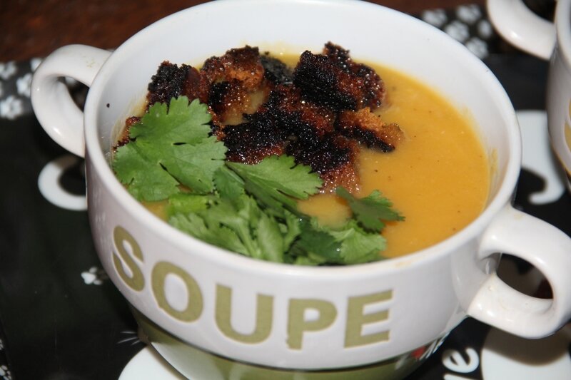 DOUCEUR DE COURGE BUTTERNUT ET DE PANAIS, CORIANDRE ET CROUTONS DE PAIN D'EPICES