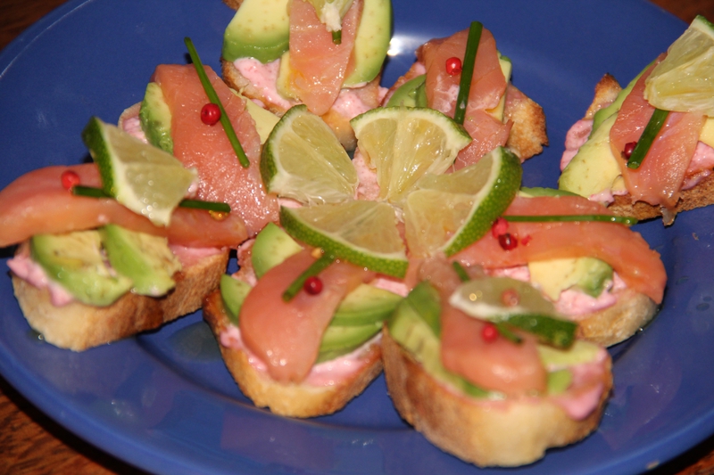 DUO DE SAUMON ET D'AVOCAT SUR CANAPE AU TARAMA