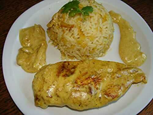 ESCALOPES DE POULET AU CURRY, RIZ BASMATI ET LENTILLES CORAIL