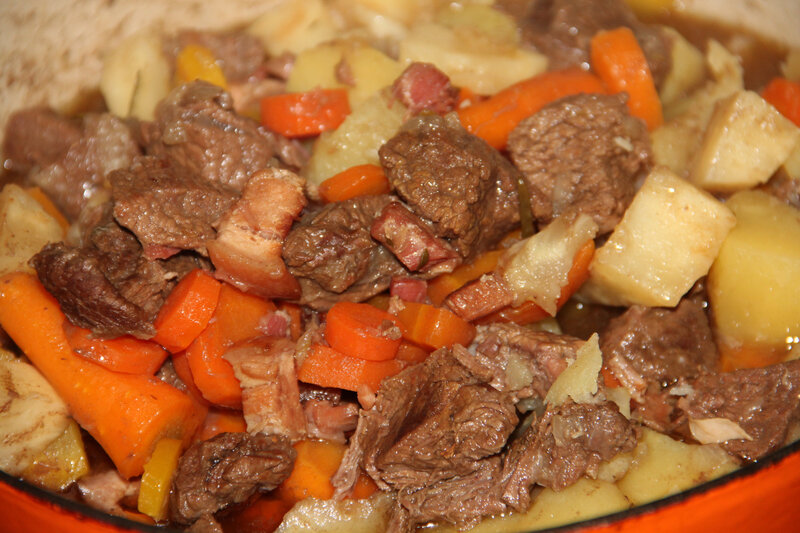 ESTOUFFADE DE PALERON DE BOEUF AU VIN BLANC, CAROTTES ET CELERI-RAVE