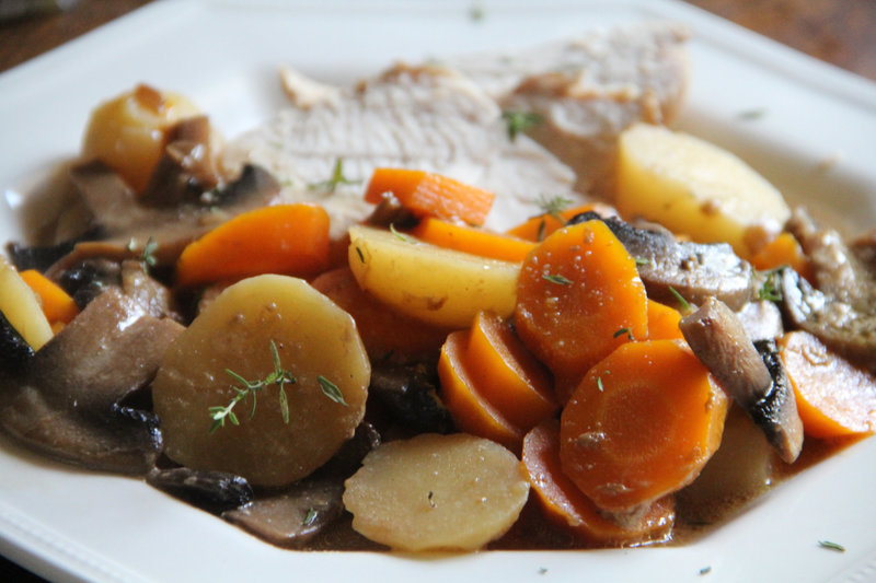 FILET DE DINDONNEAU AU FOND DE VEAU, ECHALOTES, CHAMPIGNONS, POMMES DE TERRE, CAROTTES