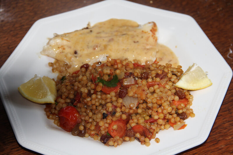 FILETS DE CABILLAUD, SAUCE CREME ET CITRON, ET LEUR COUSCOUS PERLE AUX CAROTTES, TOMATES CERISE ET RAISINS SECS