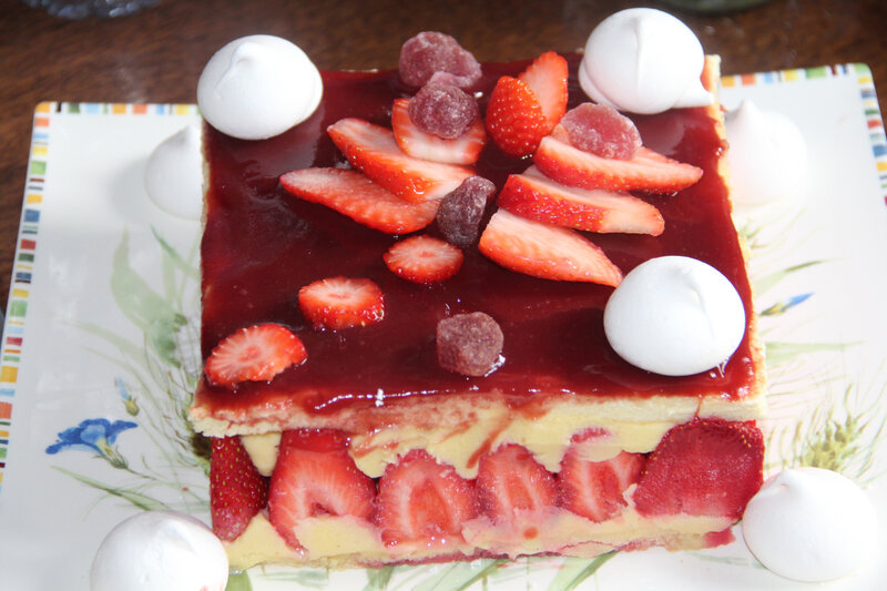 FRAISIER CARRE, CREME MOUSSELINE, GARIGUETTES ET FRAMBOISES