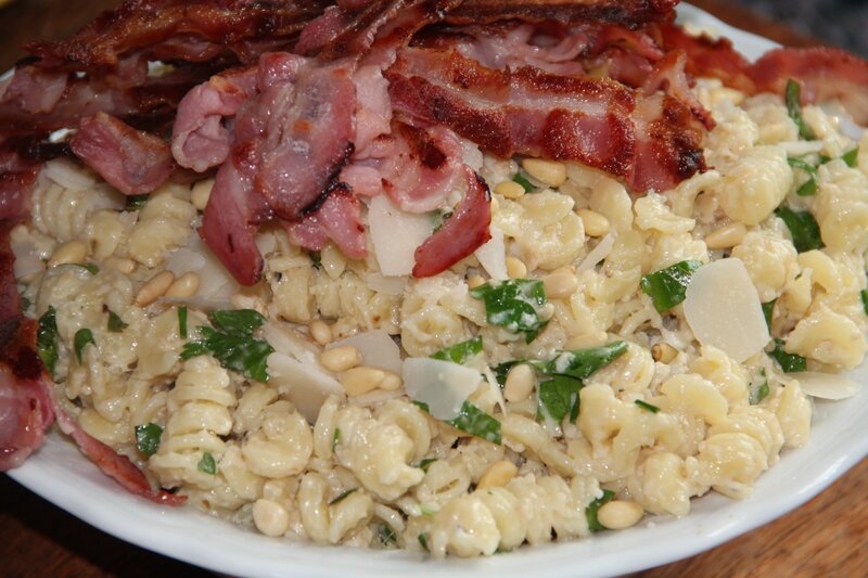 FUSILLI A LA CREME D'HERBES ET AU LARD CROUSTILLANT