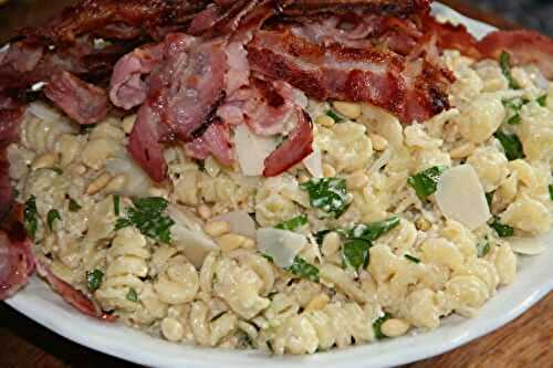 FUSILLI A LA CREME D'HERBES ET AU LARD CROUSTILLANT