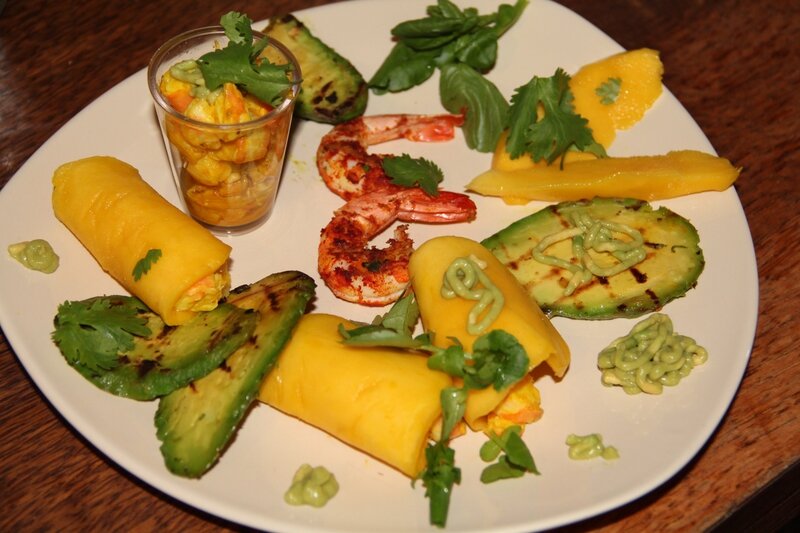 GAMBAS GRILLEES ET EN CANNELLONI DE MANGUE, AVOCATS GRILLES