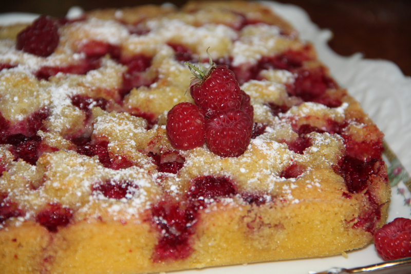 GATEAU AUX FRAMBOISES DU JARDIN, POUDRE D'AMANDES ET ZESTES DE CITRON