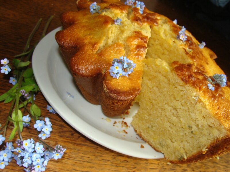 GATEAU MOELLEUX AUX FLEURS DE MYOSOTIS