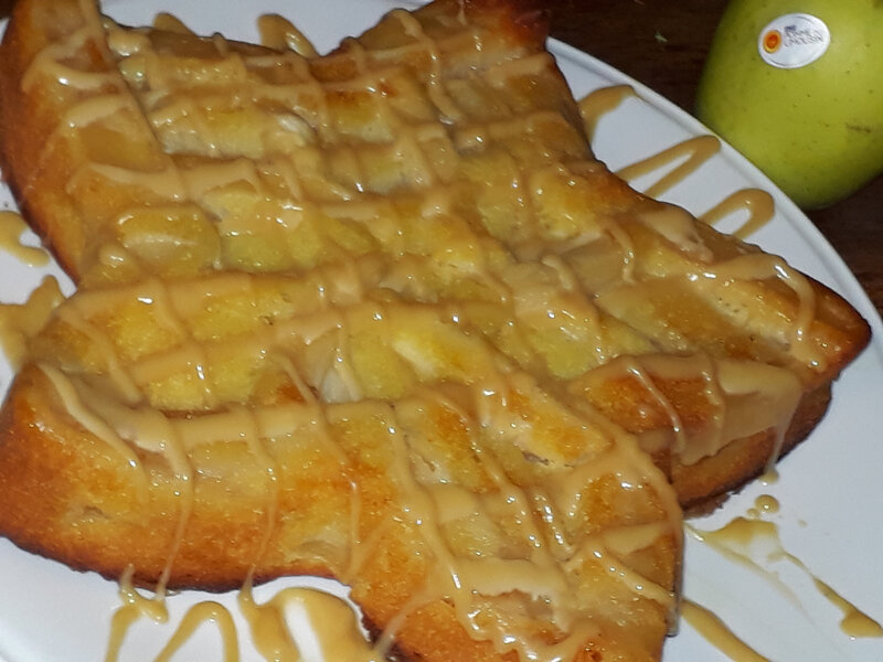 GATEAU MOELLEUX COMPLETEMENT POMMES AU CARAMEL DE POMMES