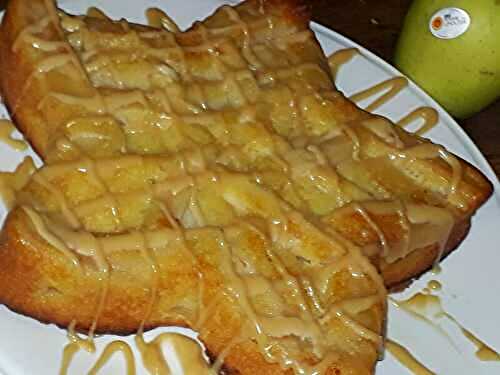 GATEAU MOELLEUX COMPLETEMENT POMMES AU CARAMEL DE POMMES