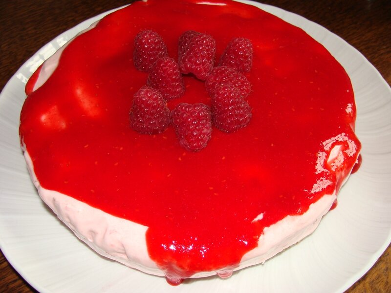 GATEAU MOUSSEUX AUX FRAISES ET FRAMBOISES