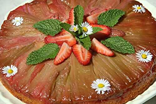 GATEAU RENVERSE A LA RHUBARBE, FLEUR DE FRAISES