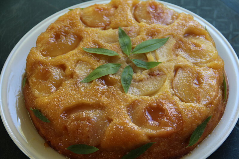 GATEAU RENVERSE AUX PECHES BLANCHES ET AU MIEL DE TOURNESOL DU GATINAIS