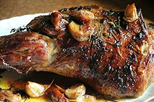 GIGOT D'AGNEAU A L'AIL ET AUX HERBES ET ASTUCES QUI VONT DE CONCERT...