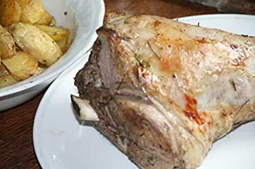 GIGOT D'AGNEAU AUX HERBES ET AU FOIN