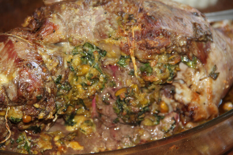 GIGOT D'AGNEAU PASCAL ET SA FARCE VERTE AIL DES OURS, CIBOULETTE, MENTHE, PERSIL, OLIVES ET PISTACHES