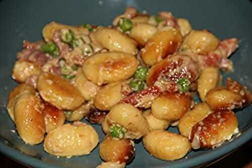 GNOCCHI RISSOLES AUX PETITS POIS, LARDONS FUMES, NOIX ET PARMESAN