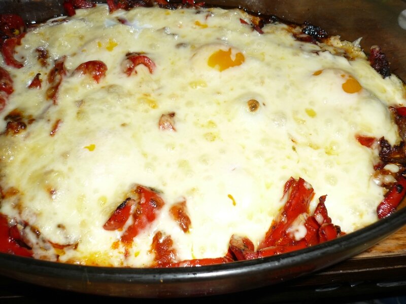 GRATIN D'OEUFS AU CANTAL SUR LIT DE TOMATES ET DE POIVRONS