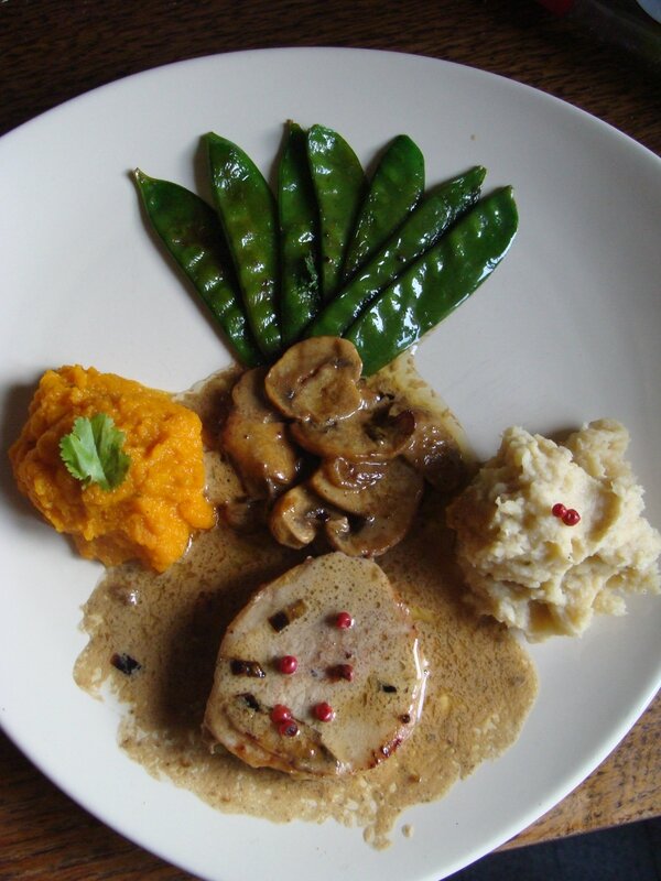 GRENADINS DE VEAU SAUCE COGNAC AUX PUREES DE PANAIS ET DE CAROTTES EVENTAIL DE POIS GOURMANDS