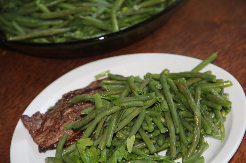 HARICOTS VERTS FRAIS AU BEURRE FRAIS, AIL EMINCE ET PERSIL