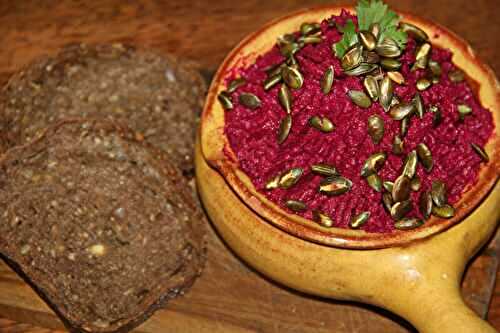 HOUMOUS DE BETTERAVE ROUGE AUX GRAINES DE COURGE