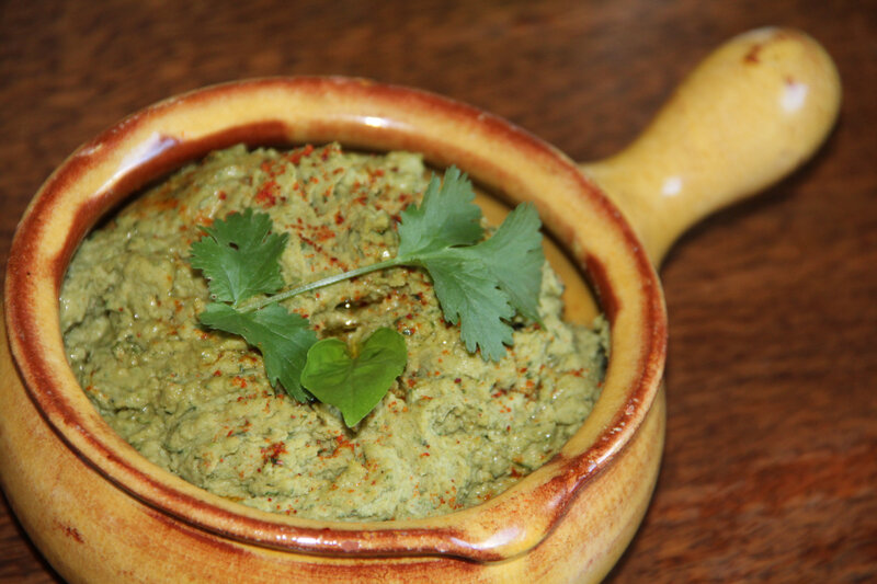 HOUMOUS VERT AUX POIS CHICHES, CORIANDRE ET BASILIC