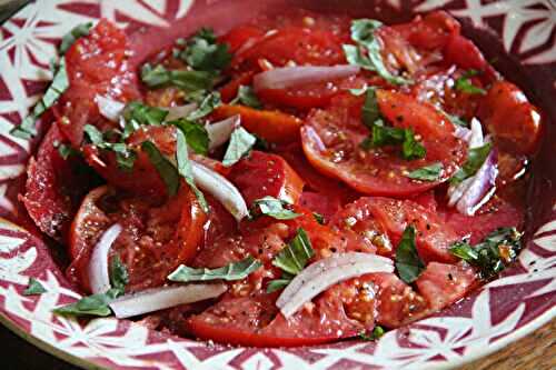 LA SALADE DE TOMATES PARFUMEE VANILLE ET FLEUR DE SEL TOMATE-ECHALOTE