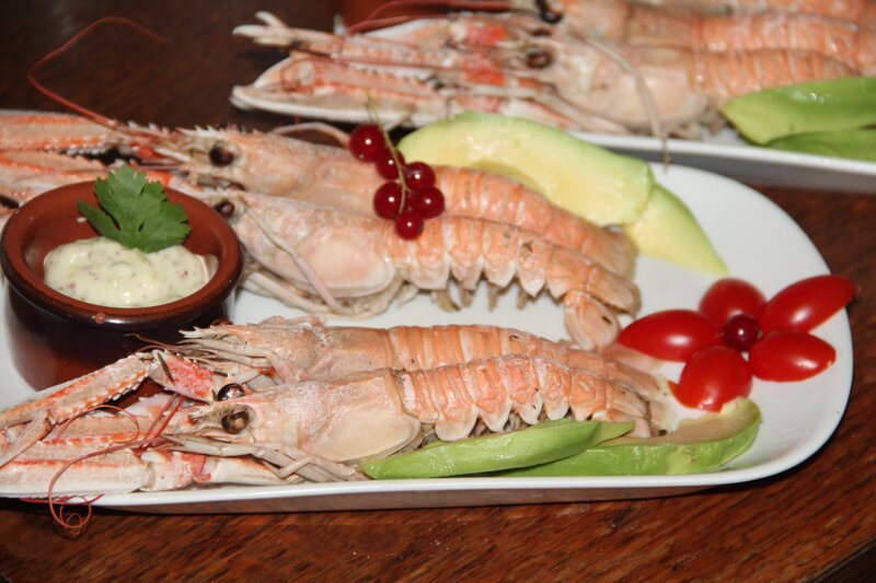 LANGOUSTINES AU COURT-BOUILLON ET LEUR MAYONNAISE A LA LAITUE DE MER