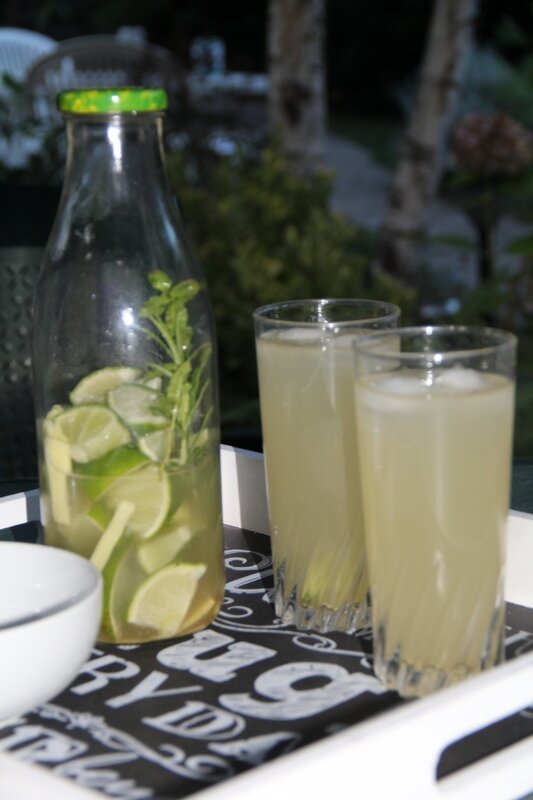 LIMONADE DETOXIFIANTE AU CITRON VERT, GINGEMBRE, MIEL, MENTHE ET ROMARIN