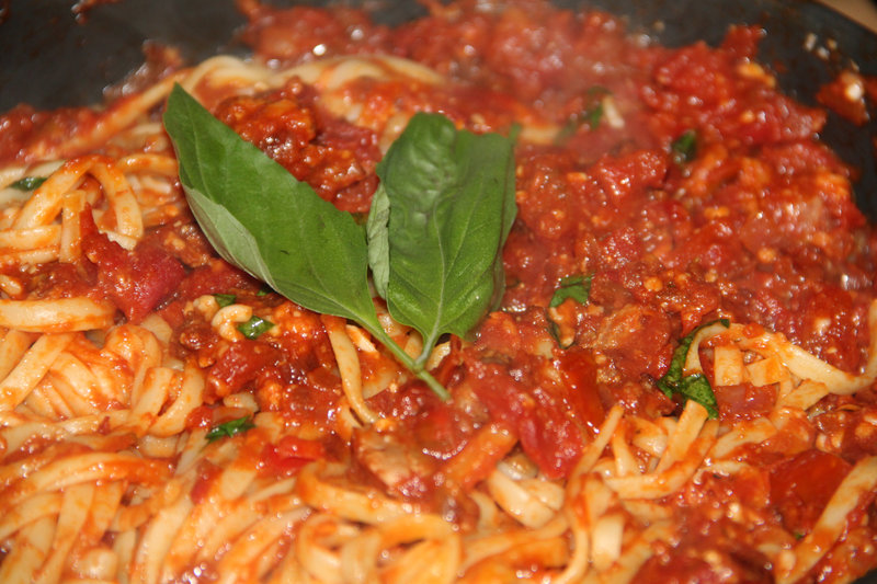 LINGUINE ALL'AMATRICIANA, LARDONS, PECORINO ET SAUCE TOMATE EPICEE